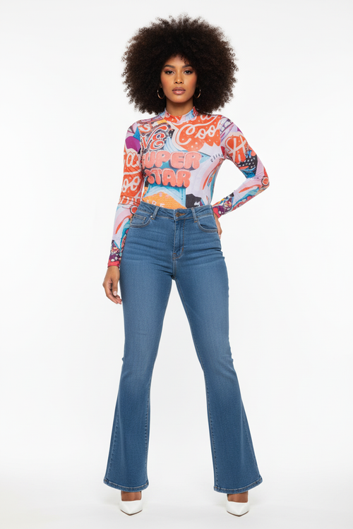 Modelo con cabello afro y body